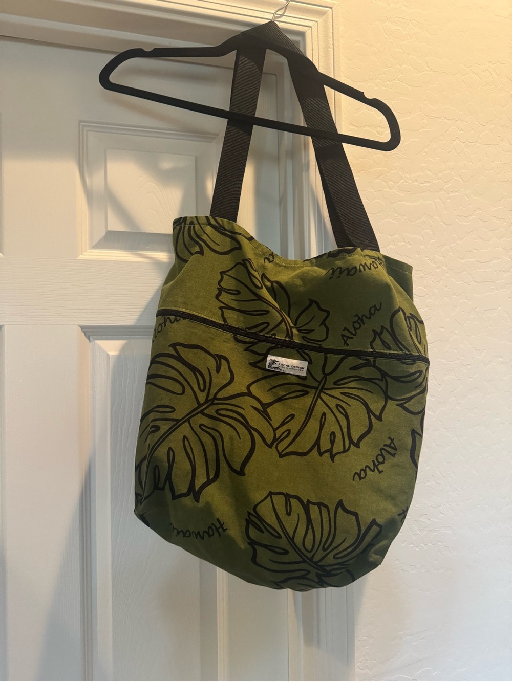 Hawaiian tropical tote bag by Local Design. Reversible with large pocket. Beach